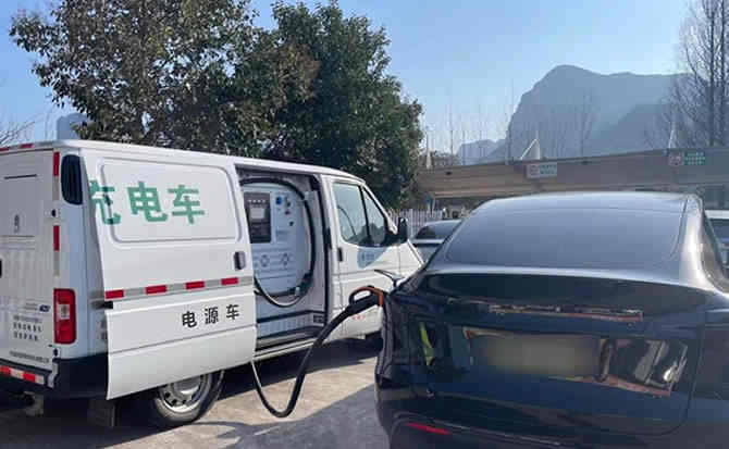安图汽车搭电